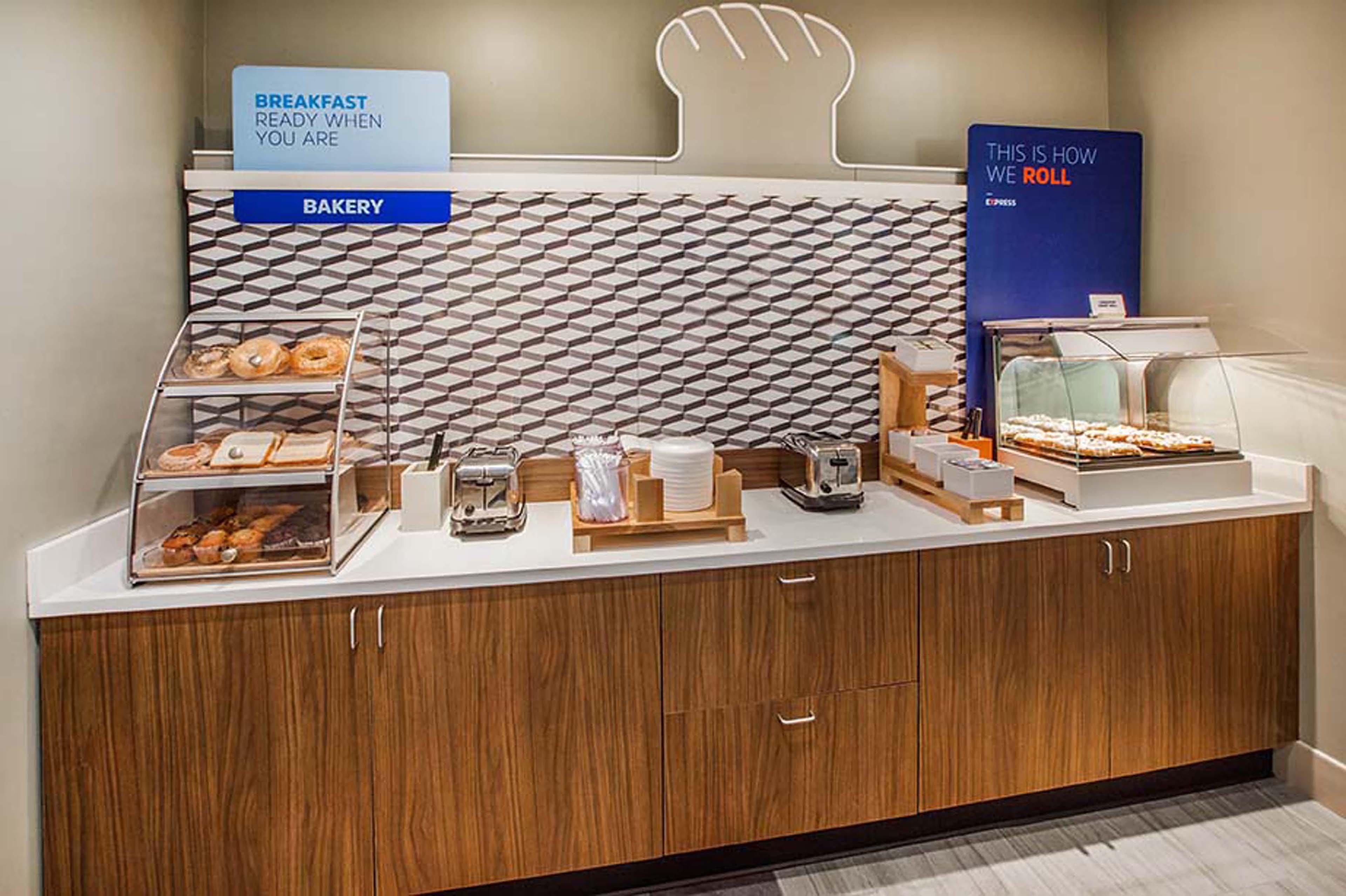 Holiday Inn Express Hotel & Suites Louisville East By Ihg Екстериор снимка