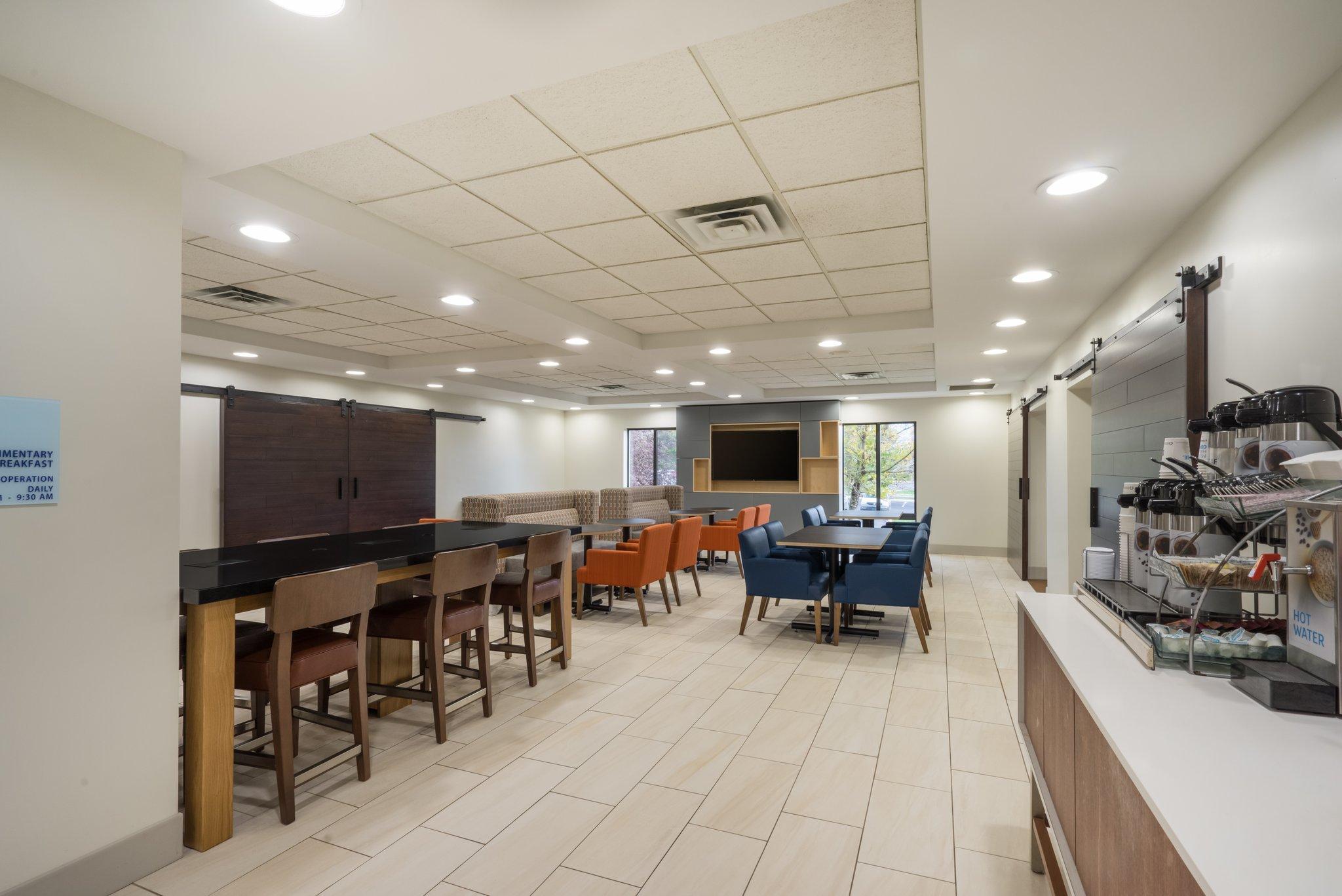 Holiday Inn Express Hotel & Suites Louisville East By Ihg Екстериор снимка