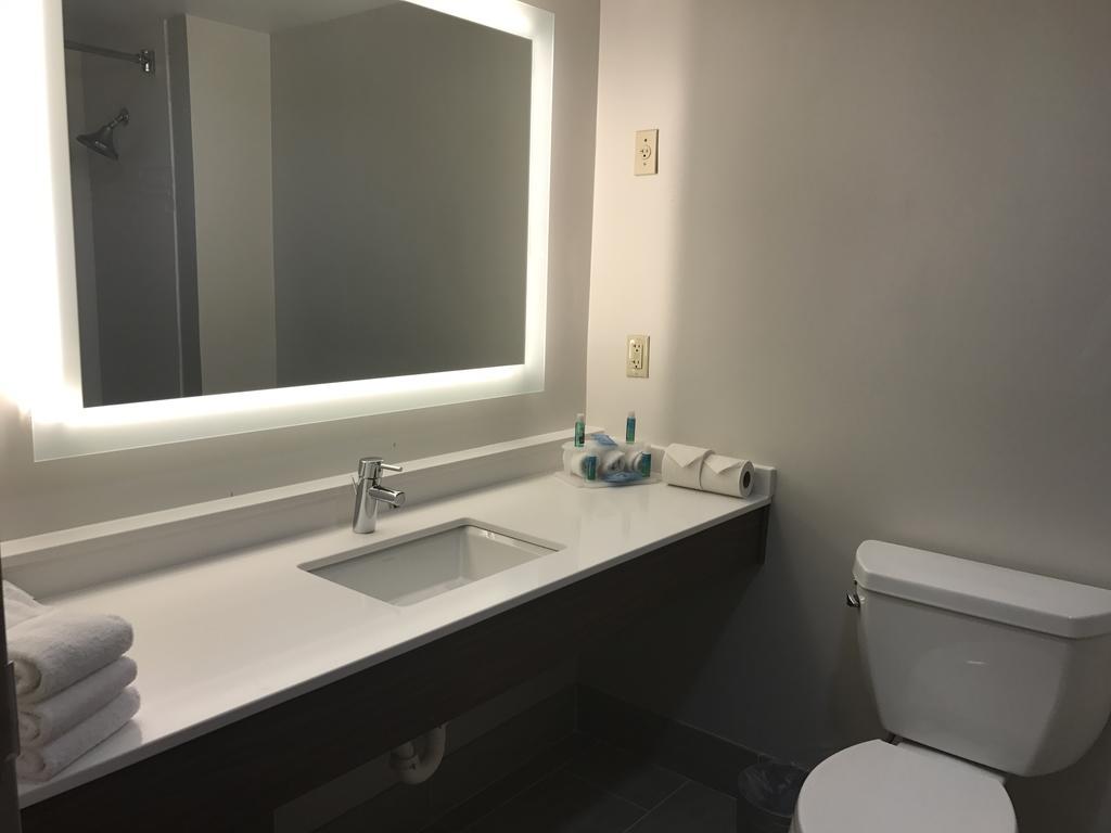Holiday Inn Express Hotel & Suites Louisville East By Ihg Екстериор снимка