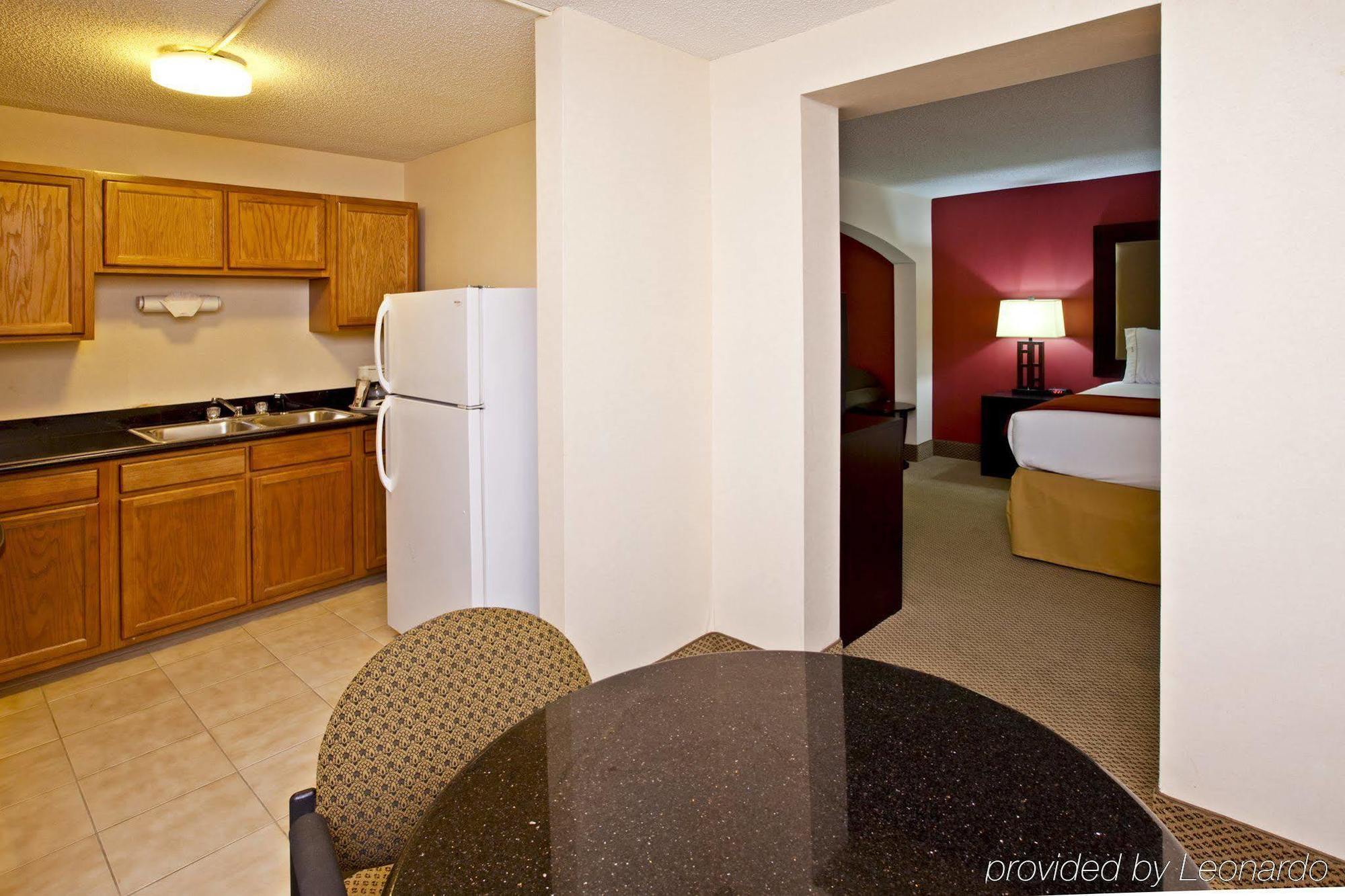 Holiday Inn Express Hotel & Suites Louisville East By Ihg Екстериор снимка